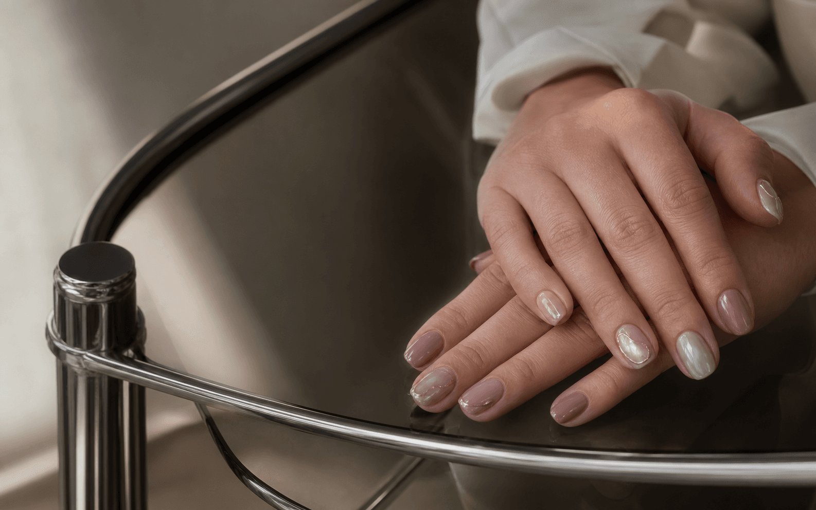 Editoriale Nagelstudio-Fotografie als Bildwelt für lillyynails